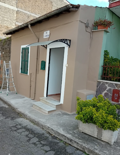 Dopo l'intervento - casa risanata e finitura marrone tortora